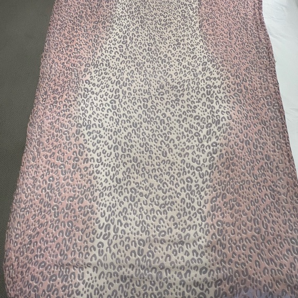 LOUIS VUITTON Cashmere Silk Leopard Estole Stole - Authentic with tag. - Picture 4 of 7